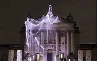 自行車、白蘭地、巨大垃圾桶......這個美術(shù)館里每年都有一棵打破想象的圣誕樹